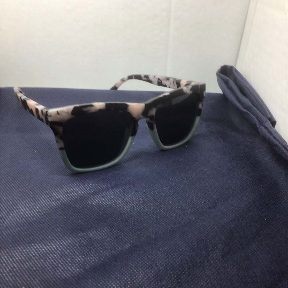 Peepers Cape May Polarized Square Sunglasses in Zimbabwe Gray Tortoise